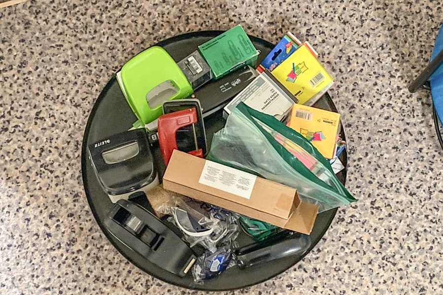 Beistelltisch mit Büromaterial